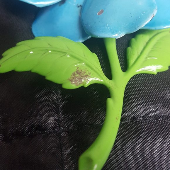 Large Vintage Metal and Enamel Flower Brooch - Picture 4 of 5